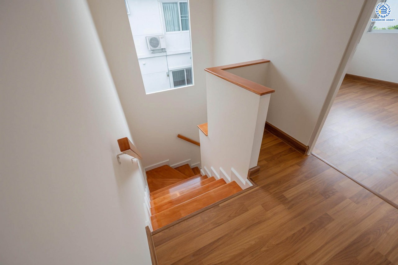 บ้านมือสองตกแต่งใหม่ โครงการ พฤกษ์ลดา2 บางใหญ่ เนื้อที่ 55 ตร.ว. ฟังก์ชัน 4 ห้องนอน 2 ห้องน้ำ 1 ที่จอดรถ บนทำเลดี เชื่อมต่อหลายเส้นทาง ใกล้รถไฟฟ้าสายสีม่วง "สถานีคลองบางไผ่" จุดขึ้นทางด่วน "กาญจนาภิเษก" และห้างสรรพสินค้าเซ็นทรัลเวสต์เกต